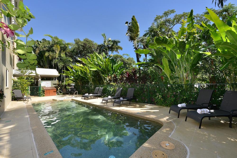 Port Douglas Apartments - Adults Only Oasis Екстер'єр фото