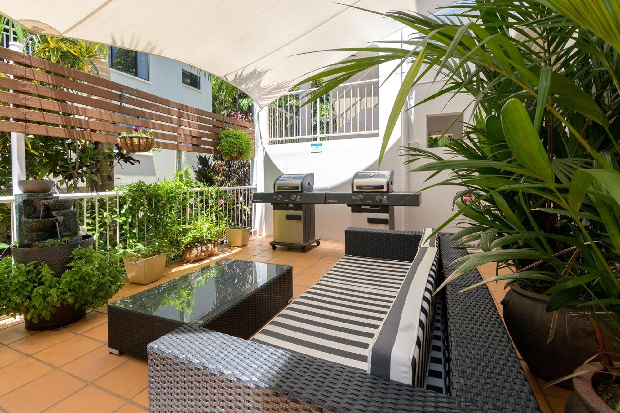 Port Douglas Apartments - Adults Only Oasis Екстер'єр фото