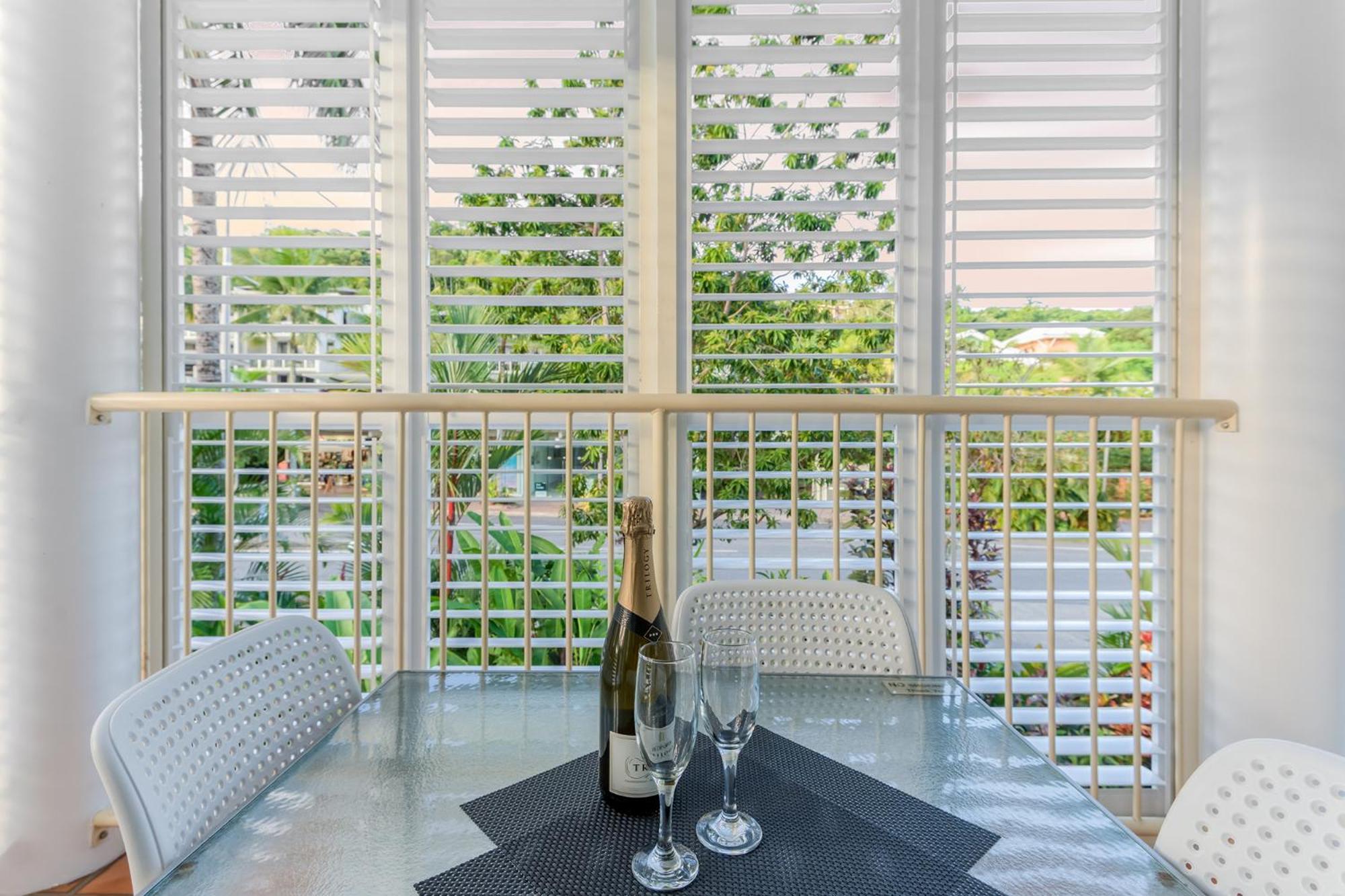 Port Douglas Apartments - Adults Only Oasis Екстер'єр фото
