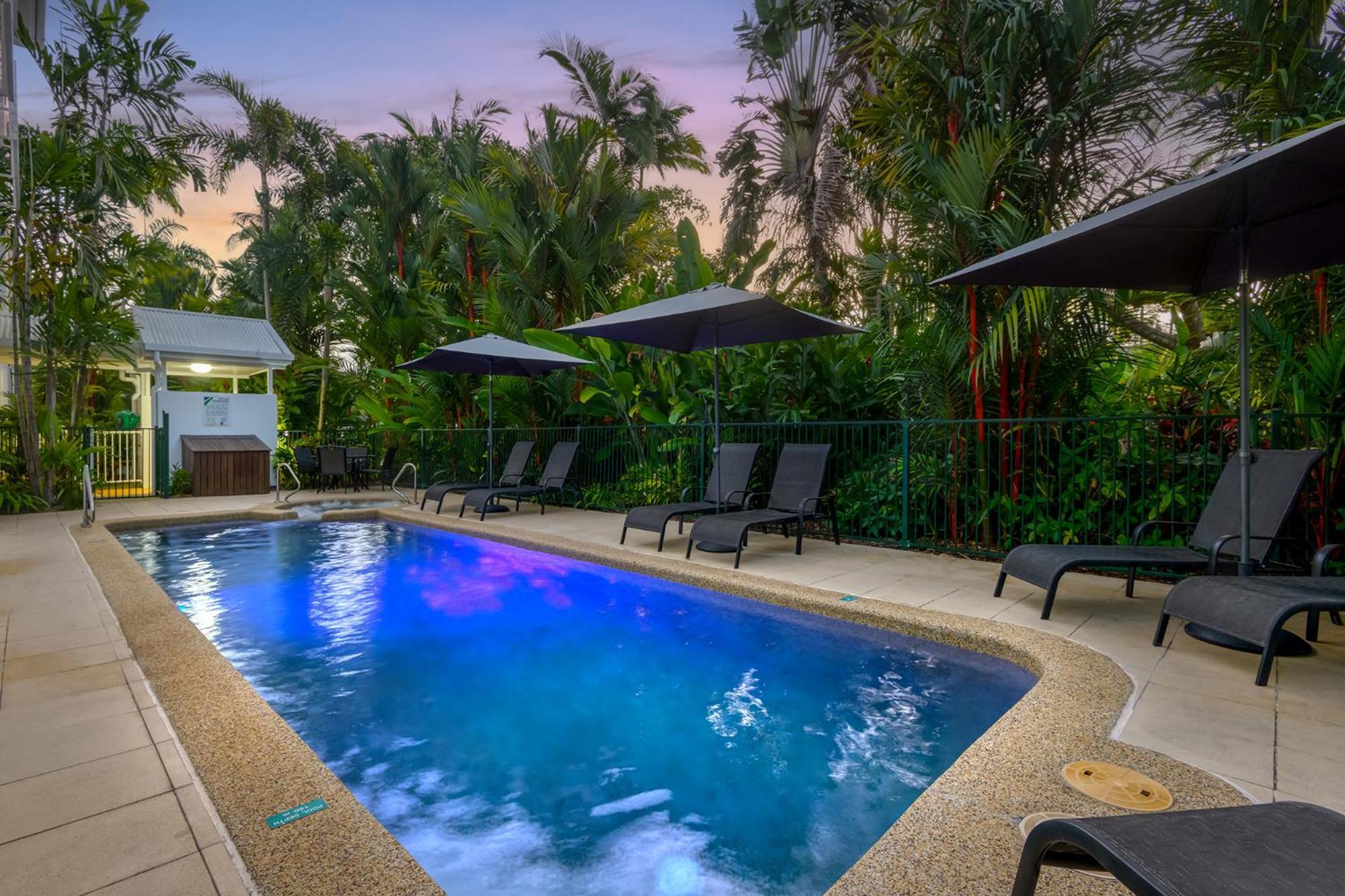 Port Douglas Apartments - Adults Only Oasis Екстер'єр фото