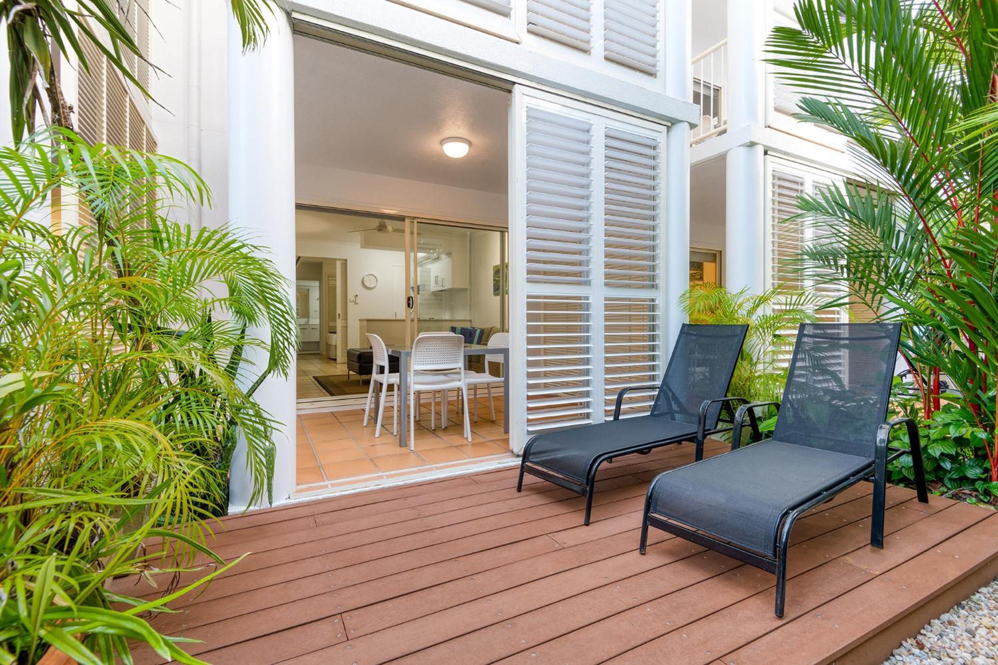 Port Douglas Apartments - Adults Only Oasis Екстер'єр фото