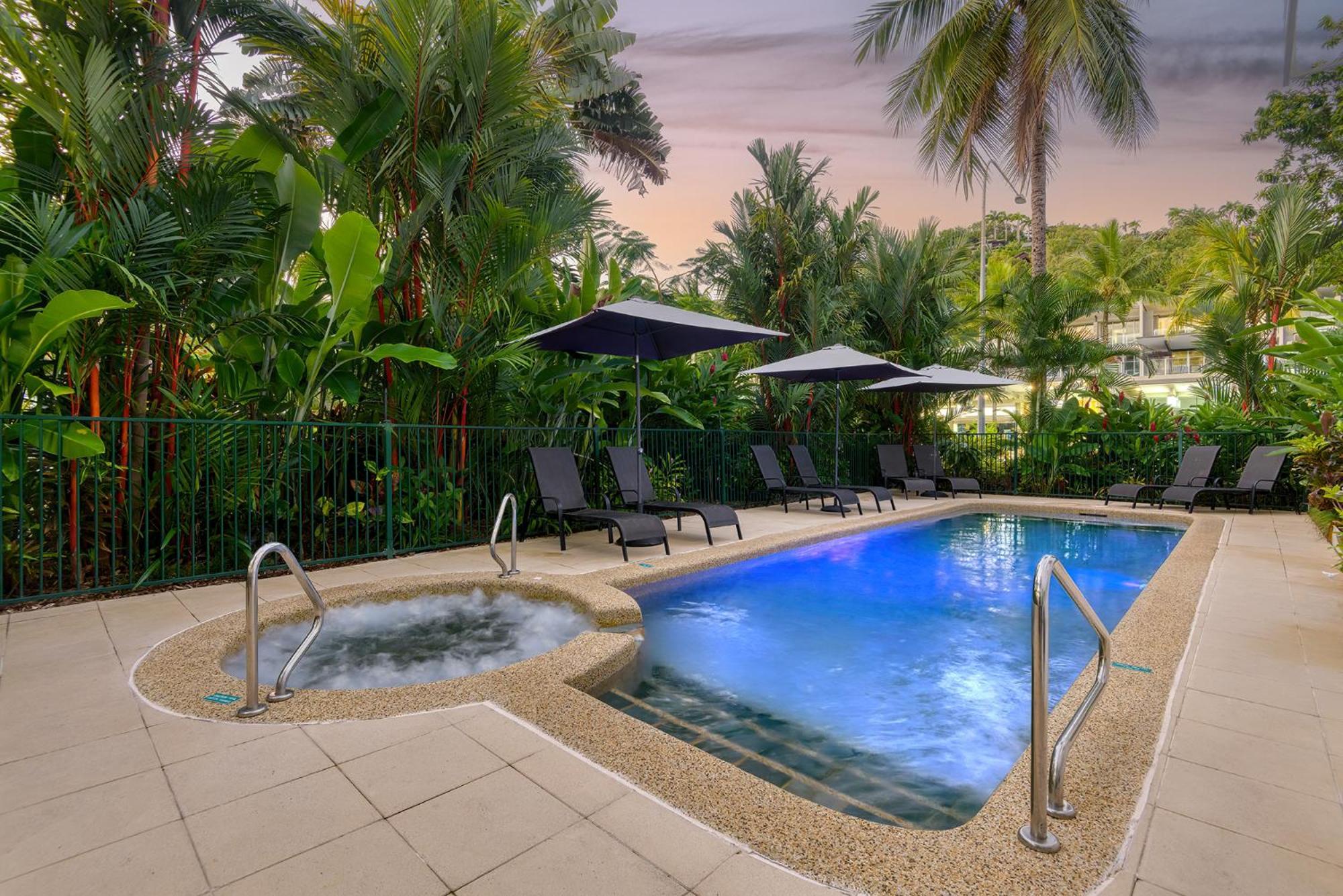 Port Douglas Apartments - Adults Only Oasis Екстер'єр фото