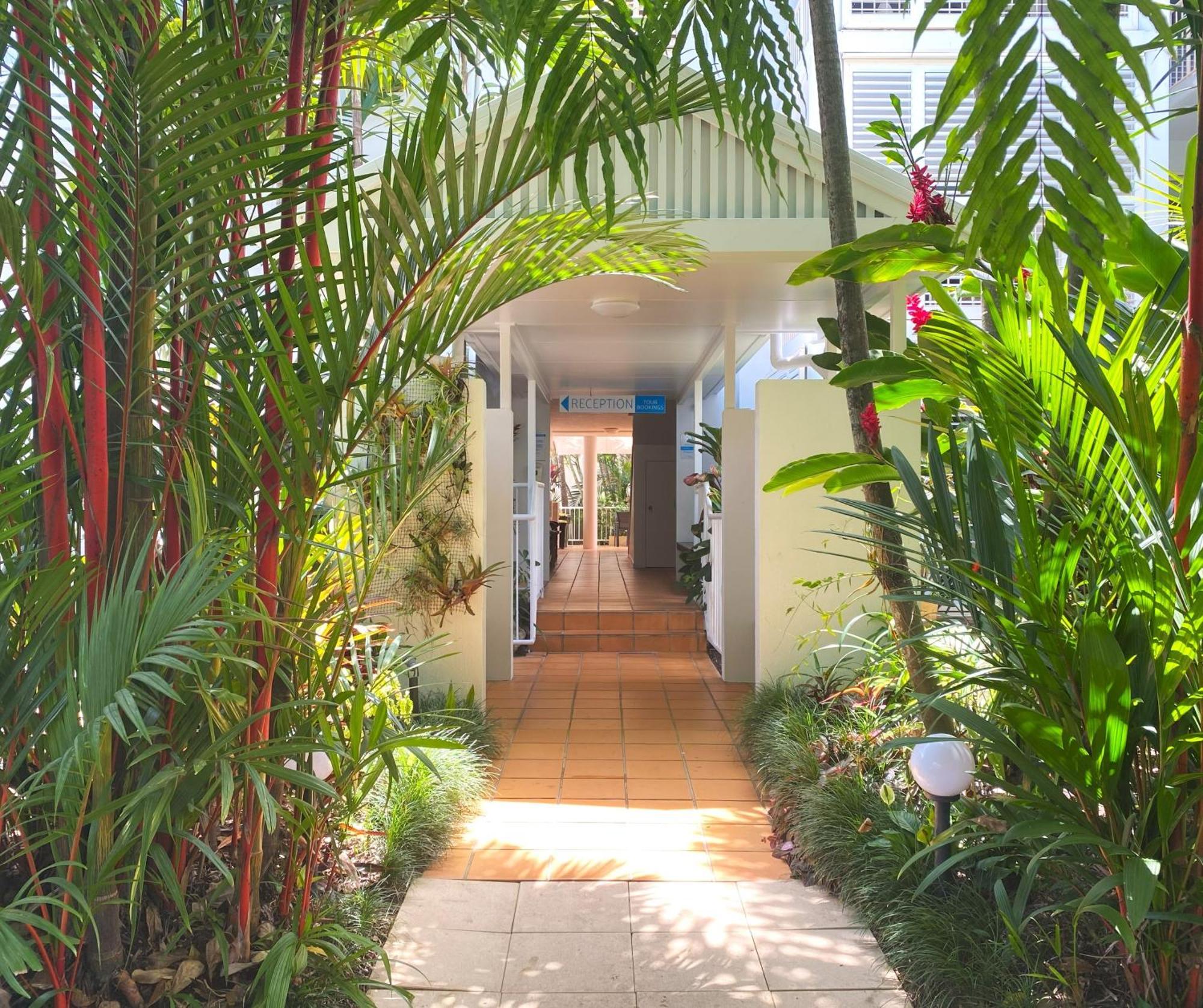 Port Douglas Apartments - Adults Only Oasis Екстер'єр фото