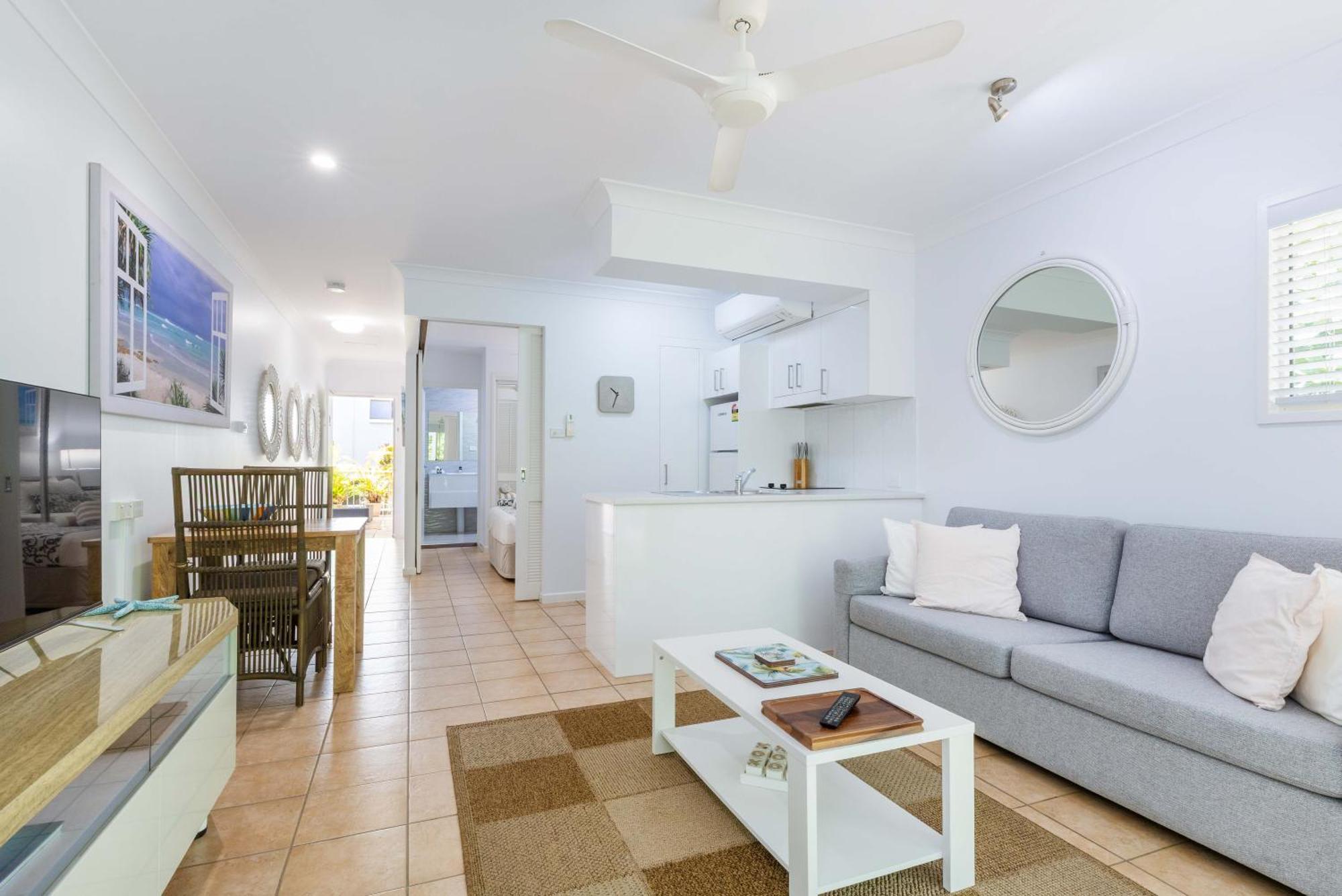 Port Douglas Apartments - Adults Only Oasis Екстер'єр фото